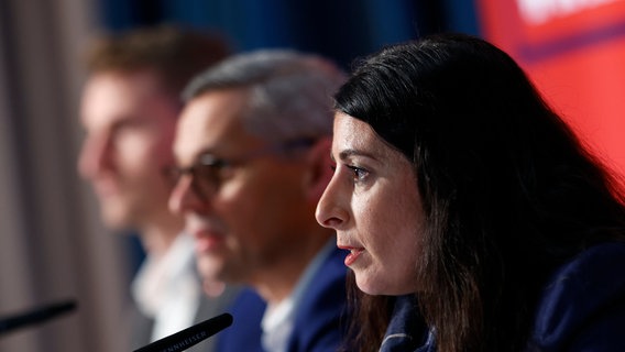 Thorsten Gröger, Bezirksleiter der IG Metall, und VW-Konzernbetriebsratsvorsitzende Daniela Cavallo (r geben nach den Tarifverhandlungen ein Pressestatement ab. © dpa Foto: Moritz Frankenberg