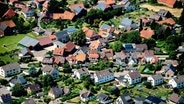 Die Luftaufnahme aus einem Ultraleichtflugzeug zeigt Häuser eines Wohngebietes in Niedersachsen. © picture alliance/dpa Foto: Hauke-Christian Dittrich