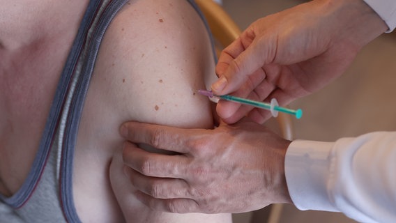 A family doctor vaccinates a patient against Covid-19.  © picture alliance / dpa / Ronny Hartmann Photo: Ronny Hartmann