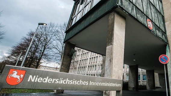 Vor einem Gebäude steht ein Schild mit der Aufschrift Niedersächsisches Innenministerium. © NDR Foto: Julius Matuschik