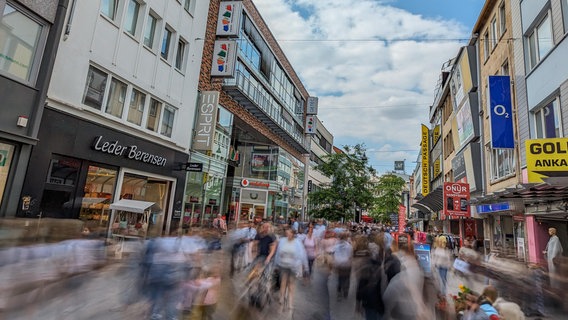 Viele Menschen bewegen sich an einem Samstag durch die Osnabrücker Innenstadt. © NDR Foto: Ann-Kathrin Hegger