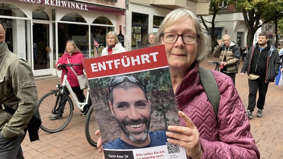 Teilnehmerin Karin Kandt beim Erinnerungslauf für die israelischen Geiseln in Hannover. © NDR Foto: Michael Brandt