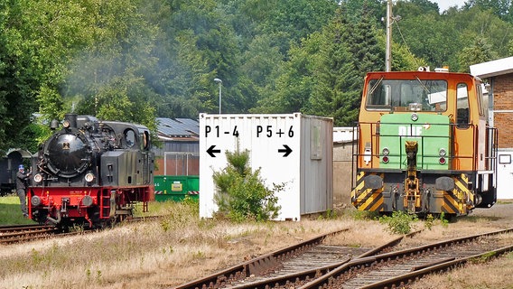 Eine Dampflok und eine Dieselok stehen nebeneinander auf zwei Gleisen. © DHEF Foto: Joachim Kothe