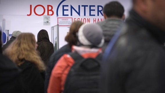 Andrang vor dem Tresen des Jobcenters. © NDR Foto: Christina Harland-Lange