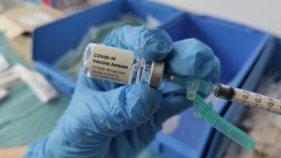 Das Bild zeigt eine Ampulle mit dem Corona-Impfstoff von Johnson & Johnson. © picture-alliance 