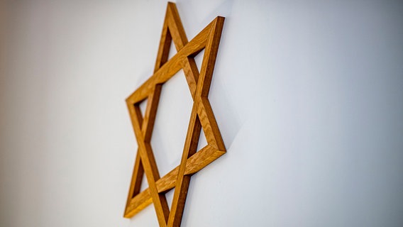 An der Wand im Gebetsraum einer Synagoge hängt ein Davidstern.  © picture Alliance/dpa/David Inderlied Foto: David Inderlied