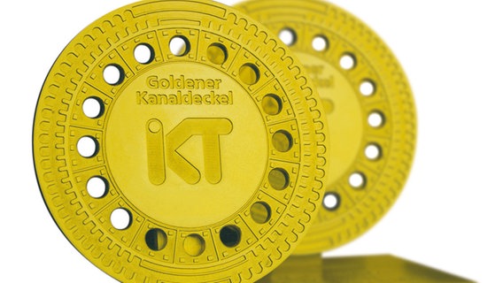 Ein goldener Kanaldeckel © IKT - Institut für Unterirdische Infrastruktur 