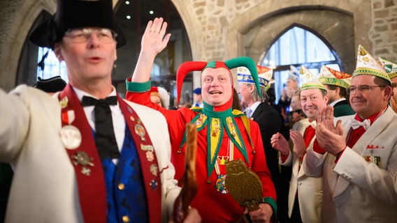 Verkleidete Menschen feiern Karneval. Diese Menschen sind im Rat·haus von Braunschweig. © dpa-Bildfunk Foto: Julian Stratenschulte