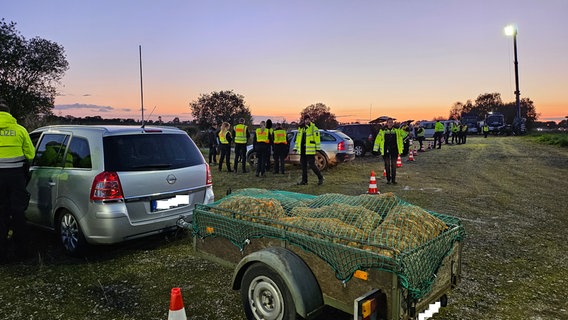 Die Polizei Cuxhaven kontrollierte auch diesen Anhänger mit rund 700 Kilogramm Kartoffeln. © Polizeiinspektion Cuxhaven Foto: Polizeiinspektion Cuxhaven