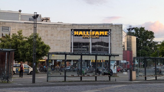 Osnabrück: Das Kino Hall of Fame am Bahnhof von außen an einem Sommerabend (23.06.2024) © NDR Osnabrück Foto: Ann-Kathrin Hegger