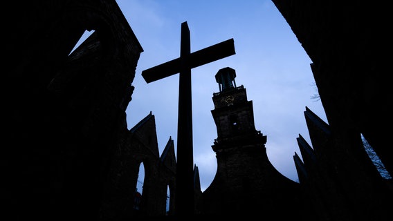 Ein Kreuz steht in der Aegidienkirche der evangelisch-lutherischen Marktkirchengemeinde. © dpa Bildfunk Foto: Julian Stratenschulte