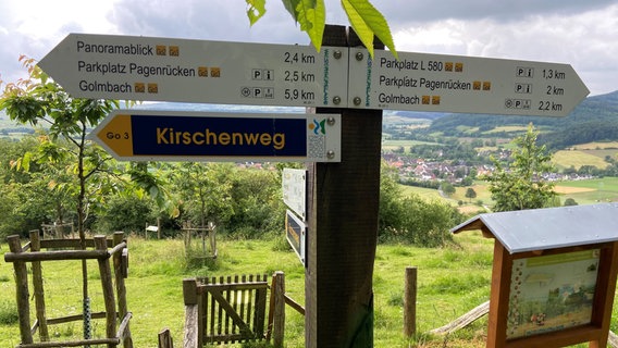 Ein Schild mit der Aufschrift "Kirschenweg" © NDR Foto: Wolfgang Kurtz