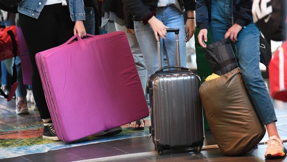 Jugendliche warten mit Koffer, Isomatten, Schlafsack und Matratze. © dpa-Bildfunk Foto: Carmen Jaspersen/dpa