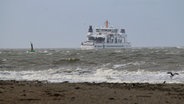 Eine Fähre ist auf der Nordsee vor der Insel Norderney zu sehen. © picture alliance/dpa Foto: Volker Bartels