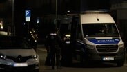 Polizeibeamte stehen vor der Wohnung von Daniela Klette in Berlin. © TV Newskontor 