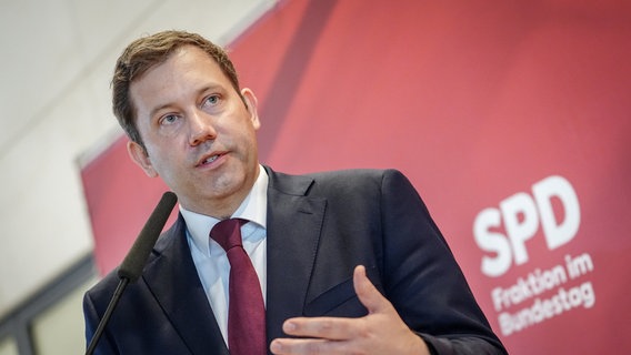 Der SPD-Parteivorsitzende Lars Klingbeil wird am 26. Februar 2025 von der SPD-Fraktion im Bundestag zu ihrem Vorsitzenden gewählt. © dpa-Bildfunk Foto: Kay Nietfeld