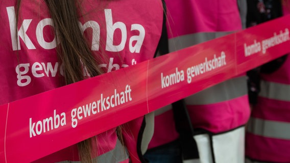 Demonstranten stehen hinter einem pinken Flatterband mit der Aufschrift "komba gewerkschaft" © picture alliance/dpa | Mia Bucher Foto: Mia Bucher