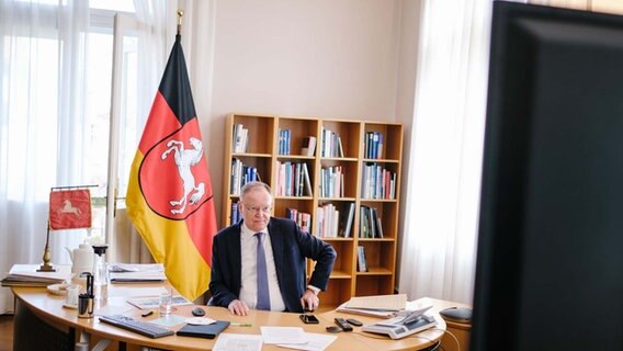 Stephan Weil (SPD), Niedersachsens Ministerpräsident, verfolgt im Gästehaus der Niedersächsischen Landesregierung die Bund-Länder-Konferenz. © dpa-Bildfunk Foto: Ole Spata