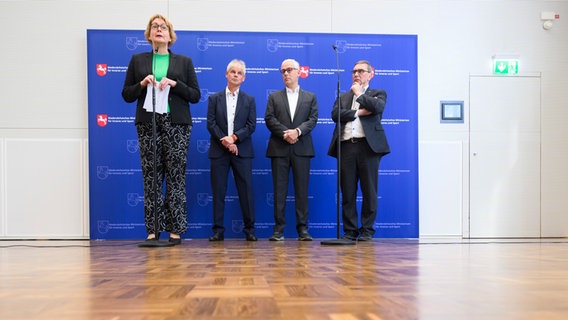 Daniela Behrens (von links nach rechts), Innenministerin Niedersachsen, spricht nach einem Treffen mit den Kommunalverbänden in Vertretung von Frank Klingebiel, Niedersächsischer Städtetag; Marco Trips, Niedersächsischer Städte- und Gemeindebund, und Sven Ambrosy, Niedersächsischer Landkreistag. © dpa Foto: Julian Stratenschulte