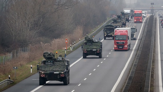 Ein Konvoi der Bundeswehr während einer Übung. © Bundeswehr Foto: Marco Dorow