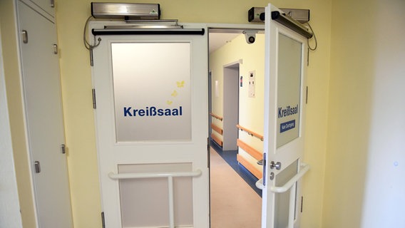 Auf zwei Türen in einem Krankenhaus steht "Kreißsaal". © picture alliance/dpa Foto: Stefan Sauer