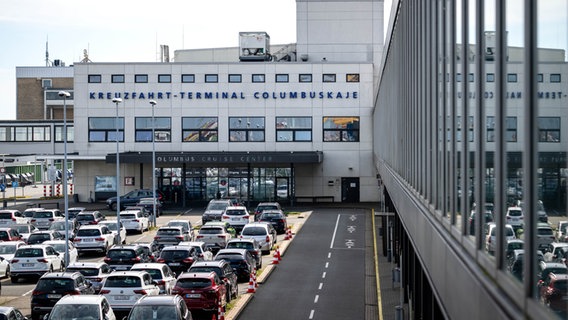 "Kreuzfahrt-Terminal Columbuskaje" steht an einem Gebäude in Bremerhaven. © dpa-Bildfunk Foto: Sina Schuldt/dpa