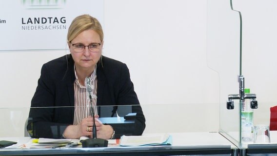 Claudia Schröder spricht bei der Corona-Landespressekonferenz. © NDR 