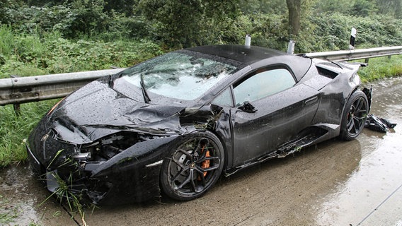 Der gemietete Lamborghini wurde bei dem Unfall auf der A27 beschädigt. © Polizei Bremen 