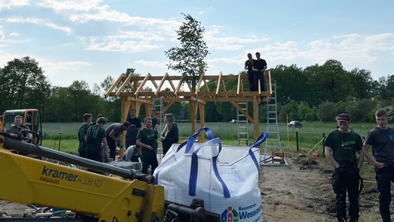 Jugendliche der Landjugendgruppe Gildehaus bauen eine Schutzhütte auf einem Spielplatz. © Niedersächsische Landjugend 