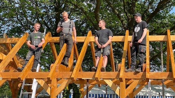 Mitglieder der Landjugendgruppe Westerloy beim Bau eines Dachstuhls © Niedersächsische Landjugend 