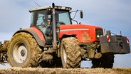 Ein Traktor mit einem Grubber steht auf einem Acker. © fotolia/countrypixel 