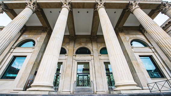Säulen stehen vor dem Eingang zum Niedersächsischen Landtag. © NDR Foto: Julius Matuschik