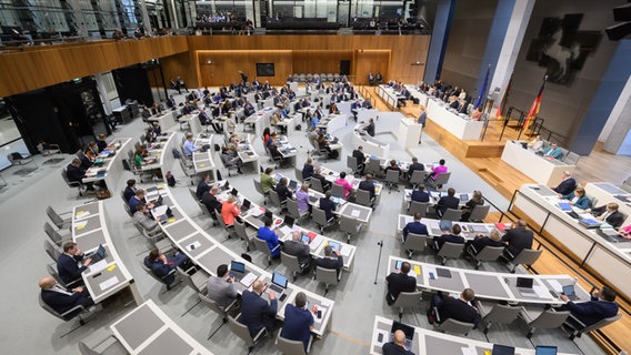 Die Abgeordneten sitzen während einer Sitzung im niedersächsischen Landtag. © picture alliance/dpa | Julian Stratenschulte Foto: Julian Stratenschulte