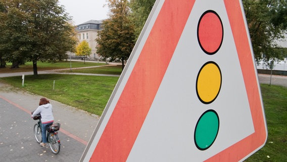 Ein Ampel-Schild vor dem Niedersächsischen Landtag. © dpa-Bildfunk Foto: Julian Stratenschulte