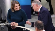 Julia Willie Hamburg, Spitzenkandidatin der Grünen, und Stephan Weil (SPD), Ministerpräsident Niedersachsen, sprechen am Wahlabend in einem TV-Studio im niedersächsischen Landtag miteinander. © picture alliance/dpa/Friso Gentsch Foto: Friso Gentsch