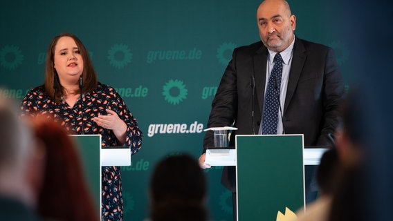 Die Grünen-Bundesvorsitzenden Ricarda Lang und Omid Nouripour bei einer Pressekonferenz. © picture alliance / dpa | Sebastian Gollnow Foto: Sebastian Gollnow