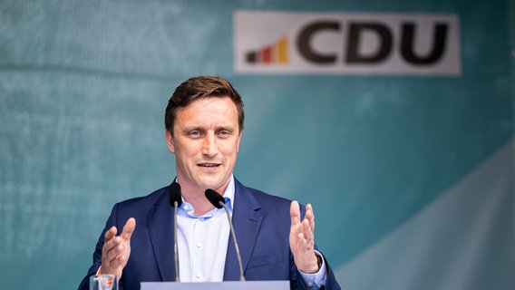 Sebastian Lechner, Landesvorsitzender der CDU Niedersachsen, spricht bei einem Wahlkampfauftritt der CDU zur Europawahl am Steinhuder Meer in der Region Hannover. © Michael Matthey/dpa Foto: Michael Matthey