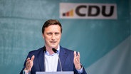 Sebastian Lechner, Landesvorsitzender der CDU Niedersachsen, spricht bei einem Wahlkampfauftritt der CDU zur Europawahl am Steinhuder Meer in der Region Hannover. © Michael Matthey/dpa Foto: Michael Matthey