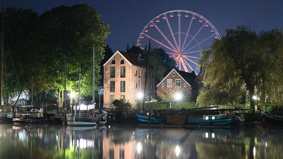 Blick auf den Museumshafen, im Hintergrund steht das Riesenrad für den Gallimarkt 2024 © Lars Penning/dpa Foto: Lars Penning/dpa