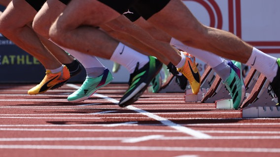 Blick auf Füße von startenden Leichtathleten auf einer Laufbahn. © picture alliance/firo Sportphoto/Ralf Ibing Foto: Ralf Ibing