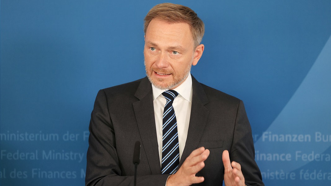 Christian Lindner (FDP), Bundesfinanzminister stellt das Ergebnis der Herbst-Steuerschätzung vor. 