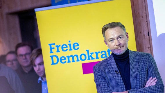 Lindner steht vor einem Plakat der FDP © picture alliance/dpa Foto: Thomas Banneyer