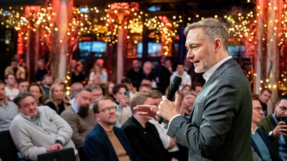 Christian Lindner, Bundesvorsitzender der FDP, spricht auf einer Wahlkampfveranstaltung. © dpa-Bildfunk Foto: Hauke-Christian Dittrich