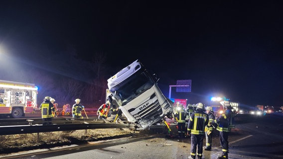 Einsatzkräfte der Feuerwehr arbeiten an einer Unfallstelle auf der A2 bei Bad Oeynhausen (NRW) © Christian Müller/dpa +++ dpa-Bildfunk Foto: Christian Müller/dpa +++ dpa-Bildfunk