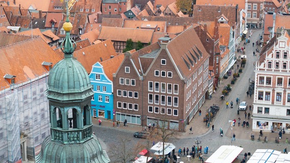 Eine Luftaufnahme von einem roten Backsteinhaus mit weiß umrandeten Fenstern. © Hansestadt Lüneburg 