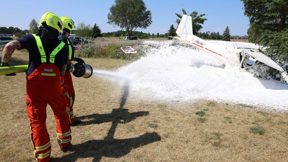 Die Feuerwehr löscht ein abgestürztes Kleinflugzeug. © Feuerwehr Lüneburg 