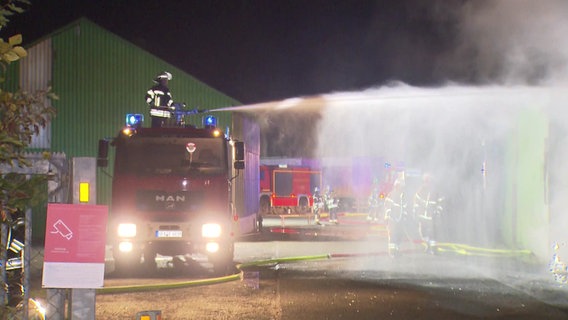 Die Feuerwehr ist in Ahrsen (Heidekreis) beim Brand einer Lagerhalle im Einsatz . © Hannover Reporter 