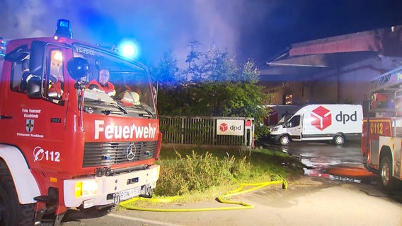 Die Feuerwehr ist in Ahrsen (Heidekreis) beim Brand einer Lagerhalle im Einsatz. © Hannover Reporter 