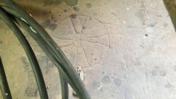 Eine Jahrhunderte alte Altartischplatte in der Gertudenkapelle in Uelzen © Jan König 