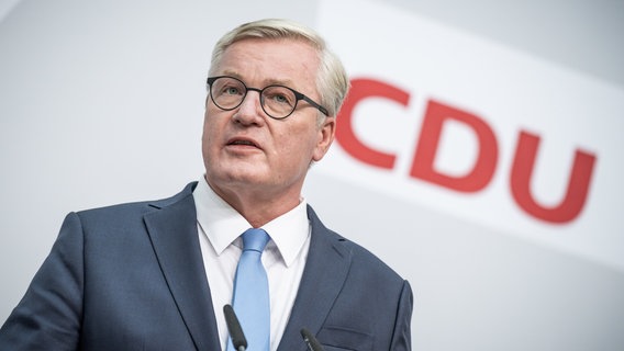 Bernd Althusmann steht im Anzug vor einem Mikrofon vor einem CDU-Logo. © dpa-Bildfunk Foto: Michael Kappeler
